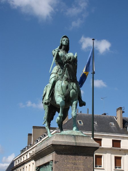 place du martroi_jeanne.jpg - Prominent op de Place du martroi, het ruiterstandbeeld van Jeanne d'Arc. De maagd van Orléans en nationaal symbool van Frankrijk.